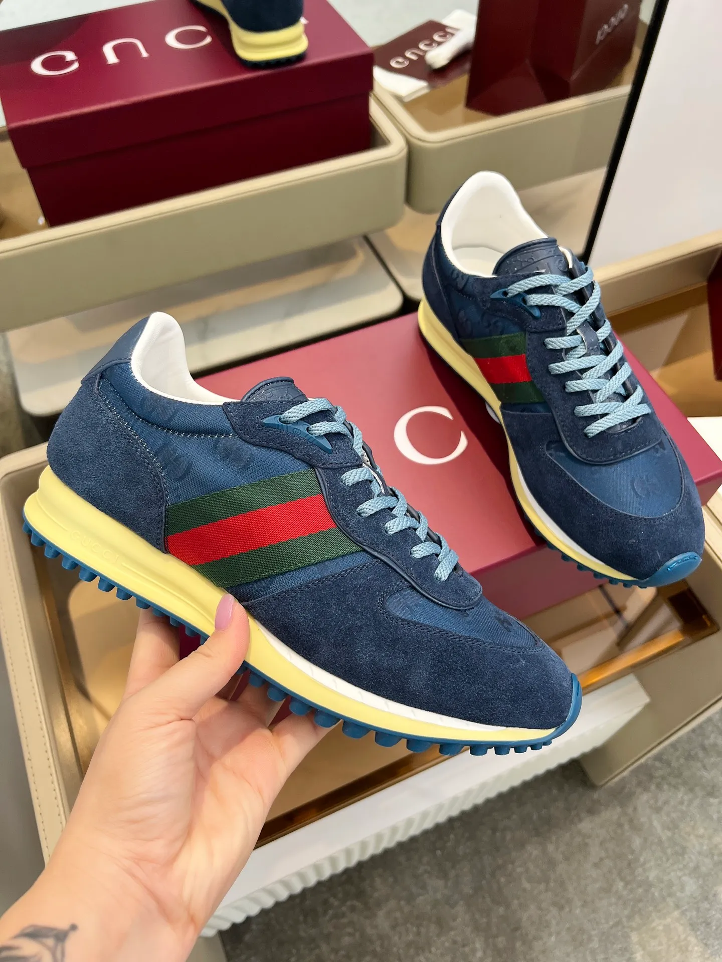 👟👟Ex-factory price 620👟👟 The design of Gucci's new casual shoes is simply amazing. The classic double G logo is matched with retro red and green webbing. It is fashionable and high-end. It is completely the top element in the fashion circle. It is highly recognizable when worn and keeps turning heads. 💯 The upper is soft and breathable, and the upper foot is comfortable! The soles are made of special cushioning material, so your feet won’t get tired no matter how much you walk. They are perfect for daily commuting, shopping, and traveling. Code number 40-45